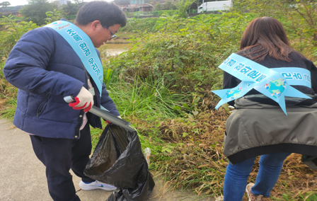 지역사회 정화활동 중 하천변 환경을 정비하는 임직원 사진